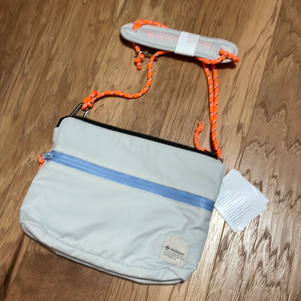 NWT Lululemon patch logo crossbody bag
